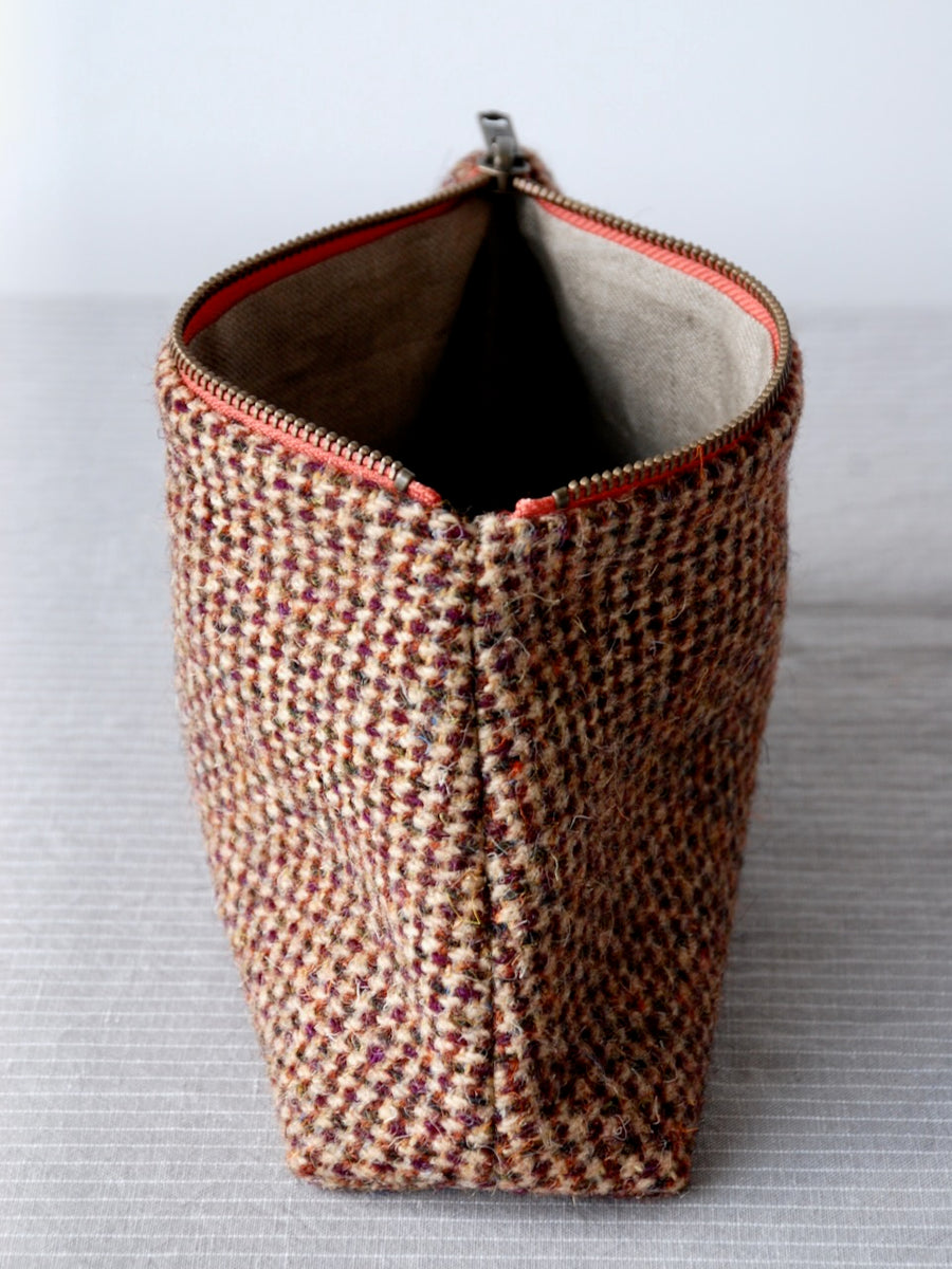 Tweed pouch in Currant/ Oatmeal