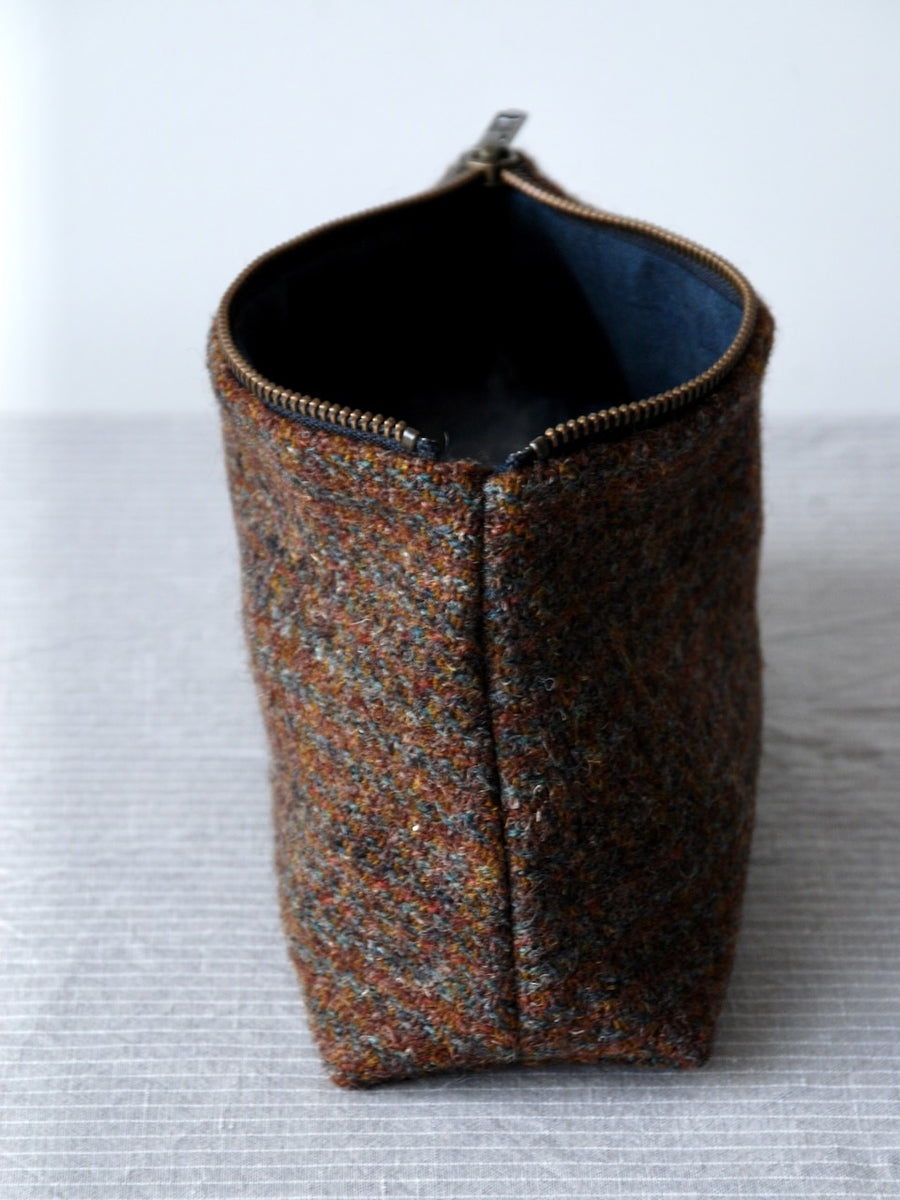 Tweed pouch in Russet/ Shale