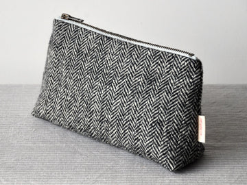 Tweed pouch in Charcoal/ Silver