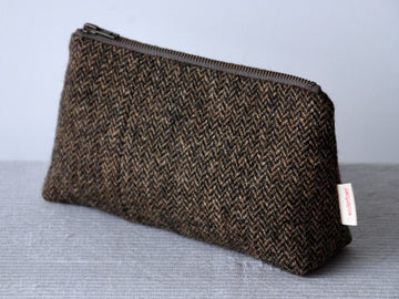 Tweed pouch in Charcoal/ Bark