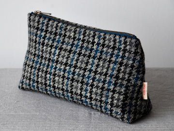 Tweed pouch in Petrol/ Silver