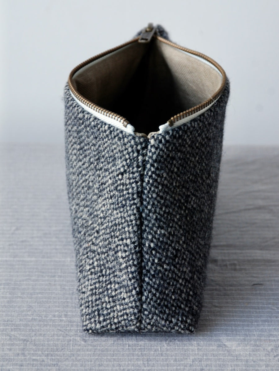 Tweed pouch in Silver/ Charcoal