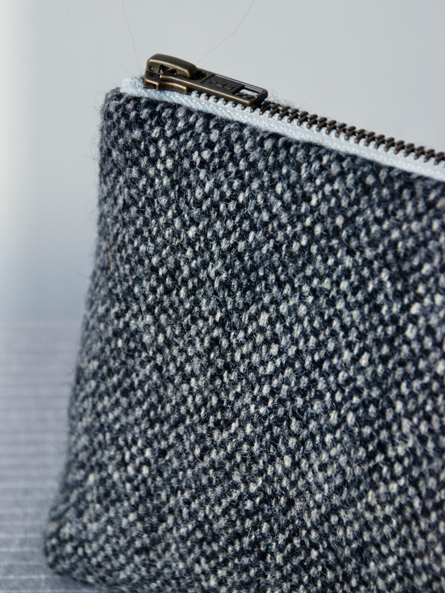 Tweed pouch in Silver/ Charcoal